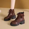 Novidades outono retrô, disponíveis agora, botas estilo Martin plus size com detalhes de fivela, botinhas estilo britânico 2026 para mulheres, saltos grossos