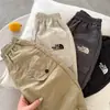 Calça Longa Infantil 2026 Nova Primavera Calça Jogger Bordada Casual para Meninos e Meninas Calça de Algodão Versátil para Bebês