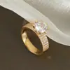 Anillo de Luz de Zirconia Incrustada en Oro Real Chapado en Cobre Transfronterizo Europeo y Americano Lujo Ligero Sensación de Alta Gama Anillo para el Dedo Joyería de Mano Versátil Fabricante Venta al por Mayor en Stock