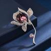 Broche de magnólia elegante europeu e americano, corpete de cristal de temperamento luxuoso feminino de alta qualidade, design de nicho, acessórios de alfinete de sentido