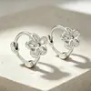 Pendientes de aro DZ simples con flor hueca para mujer, pequeños y exquisitos, pendientes de aro versátiles, estilo elegante y natural, pendientes de moda con un toque de alta gama