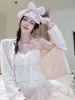 Colección de otoño e invierno: Pijama de forro polar estilo isleño para niñas, con un diseño puro y dulce, tejido de forro polar de doble cara, mangas largas y pantalones largos, un conjunto de tres piezas para estar cómoda en casa.