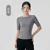 Nueva camiseta de yoga para mujer de manga media, cuello redondo, top deportivo corto ajustado, top de fitness de manga de cinco cuartos para Pilates