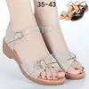 Sandalias y Chanclas de Verano de Suela Plana para Mujeres de Mediana Edad con Suela de Tendón, Suela Suave, Antideslizantes, Calzado de Exterior, Modernas 2025, Nuevas Sandalias para Mamá para Mujeres