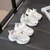 Zapatos Deportivos de Malla Simple para Niños 2026 Primavera Nuevo Estilo Suela Suave Antideslizantes Transpirables Modernos Versátiles Zapatos Casuales para Niños Mayores