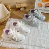 Tênis dad shoes para meninas 2026 novo modelo com laço de pérola, strass brilhantes, sola grossa macia, respirável, fecho de velcro, antiderrapante, versátil e moderno