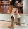 Botas de montar de ante invertido de suela plana 2026, nuevo modelo de otoño elegante y moderno, botas de nieve versátiles de terciopelo engrosado hasta la rodilla para mujer