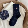 Calcetines de oso de dibujos animados para mujer, calcetines de algodón para otoño e invierno, calcetines lindos de puntos hasta la mitad de la pantorrilla, calcetines sin costuras apilados con letras estilo universitario