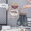 Estilo Nuevo de Verano Traje Guapo de Manga Corta para Niños Conjunto de Camiseta Casual Rayada con Letras Dos Piezas Moderno