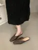 Sandalias de Punta Retro Estilo Nicho para Mujer 2025 Nuevos Zapatos de Exterior Planos con Suela Slip-On Mocasín Destalonado Medias Pantuflas