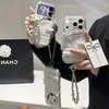 El lazo de encaje y la cadena de cuentas transforman instantáneamente tu iPhone 17 o iPhone 16 Pro Max en una funda de teléfono tipo caramelo de colores arcoíris.