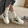 Tênis Feminino Branco Puro Confortável com Solado Grosso Cadarço 2026 Primavera e Outono Novo Estilo Universitário Versátil Calce Fácil Respirável Sapatos Esportivos