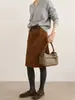 Coleção Outono/Inverno 2026: Bolsa tote simples e minimalista feita de couro genuíno, com fecho de cadeado, design de mini bolsa balde e um estilo versátil adequado para carregar no ombro ou na mão, perfeita para o dia a dia.