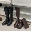 Novas botas femininas de sola grossa para o outono de 2026, emagrecedoras, de cano alto até o joelho, tamanho pequeno, botas Martin
