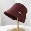 Insignia Pequeña de Metal Estilo Coreano Sombrero de Pescador para Mujer Otoño Invierno Versátil Ala Ancha Ajustable Resistente al Viento Sombrero de Cubo Sombrero de Cara Lisa