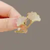 Elegante y Exquisita Broche de Hoja de Ginkgo Perlada Personalizado Elegante Accesorios de Corsage para Traje Pin de Abrigo de Lujo Ligero de Alta Gama