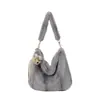 Bolsa de mano de felpa de alta gama para mujer, gran capacidad, versátil para ir al trabajo, bolso de hombro, bolso para debajo del brazo, bolso peludo de otoño e invierno