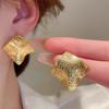 Aretes de Metal Pesado de Lujo Ligero de Alta Gama con Superficie Curva Geométrica para Mujer, Clip para Oreja con Placa de Incienso de Mosquito sin Oreja, Aretes Elegantes a la Moda