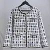 Casaco Curto Estilo Chanel de Pelo Sintético Faux Mink Estilo Francês Outono/Inverno 2025 Nova Moda de Luxo Leve Botão de Pérola Tendência