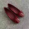 Zapatos planos para mujer 2026 nuevo estilo de otoño, adecuados para combinar con faldas, cuero charol casual poco profundos tipo ballet suela blanda zapatos pequeños de cuero