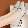 Zapatos Planos de Temperamento para Mujer con Tacón Grueso 2026 Otoño Nuevos Zapatos Pequeños de Cuero Suave Punta Puntiaguda Zapatos de Madre Corte Bajo Zapatos de Cuero Versátiles