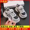 Tênis esportivos de novo estilo, cabedal de couro infantil para o inverno, impermeáveis, forrados com fleece para aquecimento, unissex, para bebês e crianças maiores, adequados para corrida e uso casual