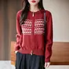 Suéter de Tricô Jacquard com Blocos de Cor e Gola Redonda Outono/Inverno 2025 para Mulheres Jaqueta Cardigã de Algodão Puro com Design de Zíper Duplo Outono/Inverno Novo para Mulheres