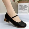 Sapatos femininos de couro macio com corte baixo, novo modelo outono 2025, sapatos pequenos de couro com bico redondo, sola macia confortável, cabedal macio, sapatos Mary Jane de salto baixo
