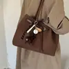 Bolsa de Mano Tote Cachorro 2026 Estilo Nuevo para Ir al Trabajo Tejida Colgante para Mujer Retro Gran Capacidad Otoño Coreana de un Solo Hombro Patrón Japonés