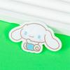 Broche Lindo de Perro Canela Periférico de Sanrio Insignia de Dibujos Animados de Acrílico Broche al por Mayor Decoración de Mochila Colgante Pequeño