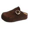 Sapatos femininos slip-on retrô marrons de sola grossa e bico fechado, novo modelo 2026, slip-on estilo Birkenstock que aumenta a altura, chinelos preguiçosos de meio pé
