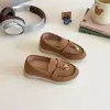 Sapatos Casuais Retrô de Couro Versátil com Franjas para Meninas Verão 2025 Novos Mocassins Slip-On de Solado Macio para Meninos