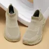 Tenis slip-on de flyknit color caqui, con diseño calado, suela gruesa para amortiguación y material transpirable para mantener los pies frescos, haciéndolos adecuados para ir al trabajo, caminar y uso casual