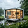 Quarto de hóspedes modular minimalista estilo cápsula espacial branco com iluminação ambiente embutida e janelas do chão ao teto para acampamento na natureza e estadias modernas
