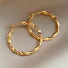 Brincos Torcidos de Moda Versátil Luxo Leve Europeu e Americano Agulha de Prata Combinação Diária Acessórios de Brinco de Temperamento de Nicho de Alta Classe para o Trabalho para Mulheres