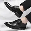 Coleção de outono plus size transfronteiriça: Sapatos formais masculinos versáteis, estilosos e chiques em estilo britânico com padrão brogue e couro com textura de crocodilo.