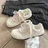 Tênis Plataforma Branco Respirável Fino Novo Estilo 2026 Feminino Super Bonito Confortável para os Pés Versátil Sapatos de Treino Alemães Feminino
