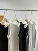Macio e confortável! Simples e elegante, decote U que afina com costura central nas costas, cor sólida preta, branca e cinza, caimento justo, regata de alta elasticidade