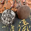 Colgante de madera de azufaifo de jade natural Etiqueta del dios de la riqueza en relieve Wuye Accesorios para coche