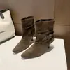 Botas de Cano Curto Apontadas Salto Agulha Estilo Coreano First Encounter Season Femininas Chegada Nova Outono/Inverno 2026 Botas de Moda com Fivela em Camurça Botas Emagrecedoras