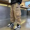 Calça de trabalho para meninos, primavera e outono, estilosa e moderna, calça comprida estilo coreano 2026, modelagem solta, calça casual para crianças, fashion