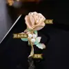 Elegante Broche de Flor Rosa Retrô Elegante Acessórios de Vestuário Flor de Pérola de Água Doce de Luxo Leve Broche Feminino
