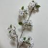 [Material de flor blanca] Arreglo floral de hortensia, rosa, flor de pasto escarchado con decoración de material de hoja de niebla de techo de pasto, flor de simulación para boda