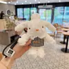 Novo Chaveiro de Coelho de Orelhas Longas Pelúcia Vestido Fofo e Fofo Segurando Flores Boneca Coelho Pingente de Bolsa para Mulheres