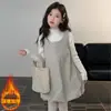 Conjunto Outono/Inverno para Meninas 2026 Novo Estilo Médio/Grande Moda Infantil Elegante Vestido de Lã Floral Camada Base Suéter
