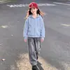 Conjunto de Chaqueta Informal con Capucha de Manga Larga para Niños de Talla Mediana a Grande con Diseño Versátil y Pantalones de Mezclilla Modernos
