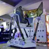 Un juego completo de equipo de simulador de carreras de tres pantallas, consola de videojuegos con detección de movimiento para conducir, sala de experiencias de RV, entretenimiento a gran escala.