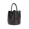 Bolso de cubo tejido de piel de oveja de fábrica, nuevo bolso de cesta de verduras con textura de nicho, bolso de mensajero tejido de cuero genuino.