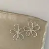 Pendientes de Flor Calada Estilo Dulce Fresco Retro Lujo Ligero para Mujer Moda Simple Versátil Diseño Sensación de Alta Gama Joyería para Orejas