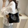 Bolso tipo cubo de alta apariencia Modelo Nuevo 2025 Color Sólido Personalidad Tendencia Bolso de Mano Bolso de Mano para Commuter de Ins Bolso de Hombro para Debajo del Brazo